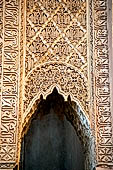 Marrakech - Medina meridionale, Tombe Saadiane - Qubba di Lalla Mas'uda, dettaglio delle decorazioni in stucco delle logge. 